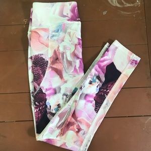 Calia by Carrie Underwood muted tone leggings, women’s size small